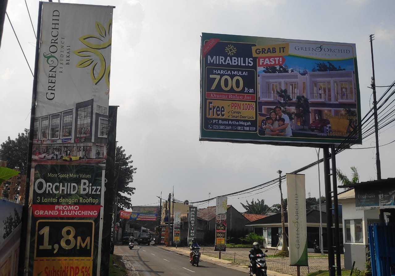Kota Bekasi - Papan reklame berukuran besar yang melintang tepat di atas badan Jalan Raya Transyogi Cibubur dan Jalan Raya Kranggan, Kelurahan Jatirangga. Foto: Ist/Gobekasi.id.