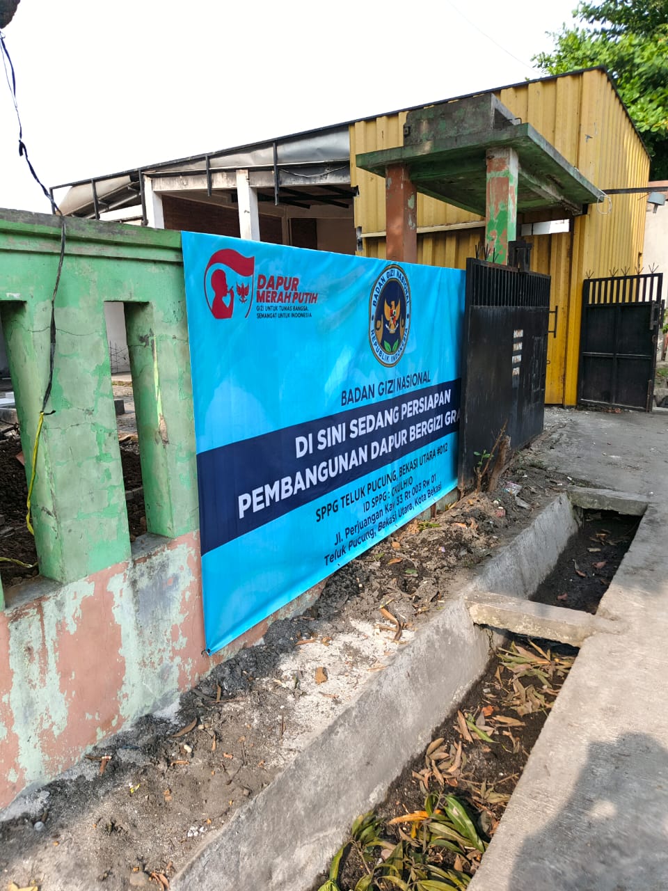 Kota Bekasi - Penampakan pembangunan dapur MBG i wilayah Teluk Pucung, Kecamatan Bekasi Utara, yang menuai protes, Kamis (6/11/2025). Foto: Septian/Gobekasi.id.