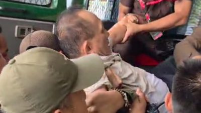 Kota Bekasi - Iwan Hartono (IH), mantan Direktur Utama PT Annisa Bintang Blitar (ABB), perusahaan pelaksana proyek revitalisasi Pasar Kranji Baru, memberontak saat hendak digiring masuk ke mobil tahanan, Senin (10/11/2025). Foto: Ist/Gobekasi.id.