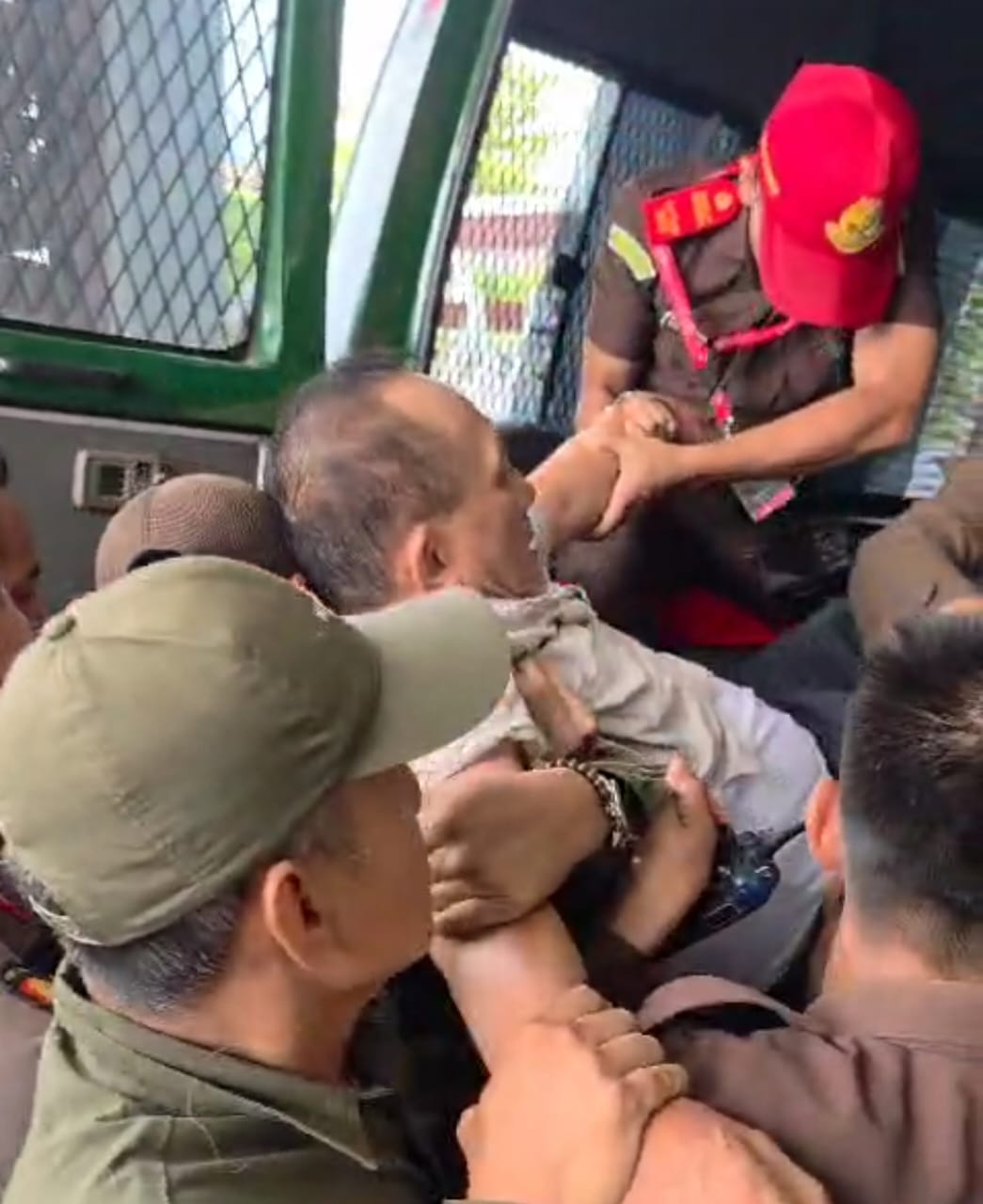 Kota Bekasi - Iwan Hartono (IH), mantan Direktur Utama PT Annisa Bintang Blitar (ABB), perusahaan pelaksana proyek revitalisasi Pasar Kranji Baru, memberontak saat hendak digiring masuk ke mobil tahanan, Senin (10/11/2025). Foto: Ist/Gobekasi.id.