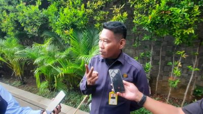 Kota Bekasi - Petugas keamanan perumahan, Muhammad Ikbal (37), menjadi saksi sekaligus orang pertama yang membantu korban saat kejadian berlangsung sekitar pukul 11.35 WIB pada Senin (10/11/2025). Foto: Septian/Gobekasi.id.