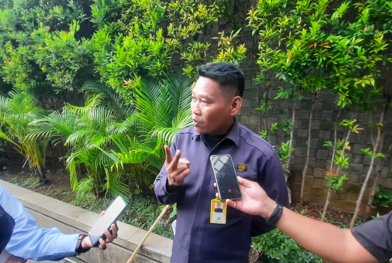 Kota Bekasi - Petugas keamanan perumahan, Muhammad Ikbal (37), menjadi saksi sekaligus orang pertama yang membantu korban saat kejadian berlangsung sekitar pukul 11.35 WIB pada Senin (10/11/2025). Foto: Septian/Gobekasi.id.