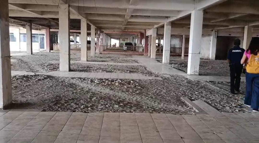 Kota Bekasi - Penampakan lantai atas yang banyak ditemukan alat kontrasepsi di Pasar Babelan, Selasa (11/11/2025). Foto: Ist/Gobekasi.id.