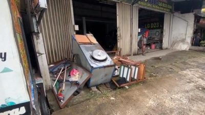 Kota Bekasi - Gerobak Mie Ayam porak poranda setelah ditubruk truk di Jalan Raya Narogong, Kecamatan Bantargebang, Kota Bekasi, Senin (10/11/2025).. Foto: Ist/Gobekasi.id.