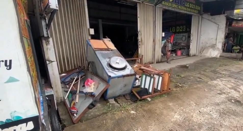 Kota Bekasi - Gerobak Mie Ayam porak poranda setelah ditubruk truk di Jalan Raya Narogong, Kecamatan Bantargebang, Kota Bekasi, Senin (10/11/2025).. Foto: Ist/Gobekasi.id.