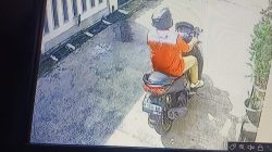 Kota Bekasi - Tangkapan layar CCTV komplotan maling berpakaian petugas internet saat membobol rumah warga di Jatiwaringin, Pondok Gede, Kota Bekasi.