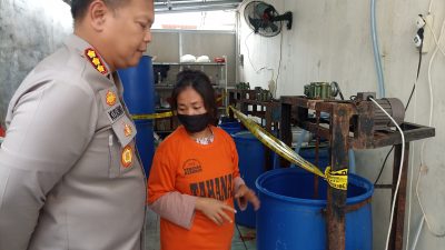 Kota Bekasi - Kapolres Metro Bekasi Kota, Kombes Pol Kusumo Wahyu Bintoro saat melakukan gelar perkara di rumah kontrakan pabrik sabun cair palsu di Pondok Melati. Foto: Septian/Gobekasi.id.