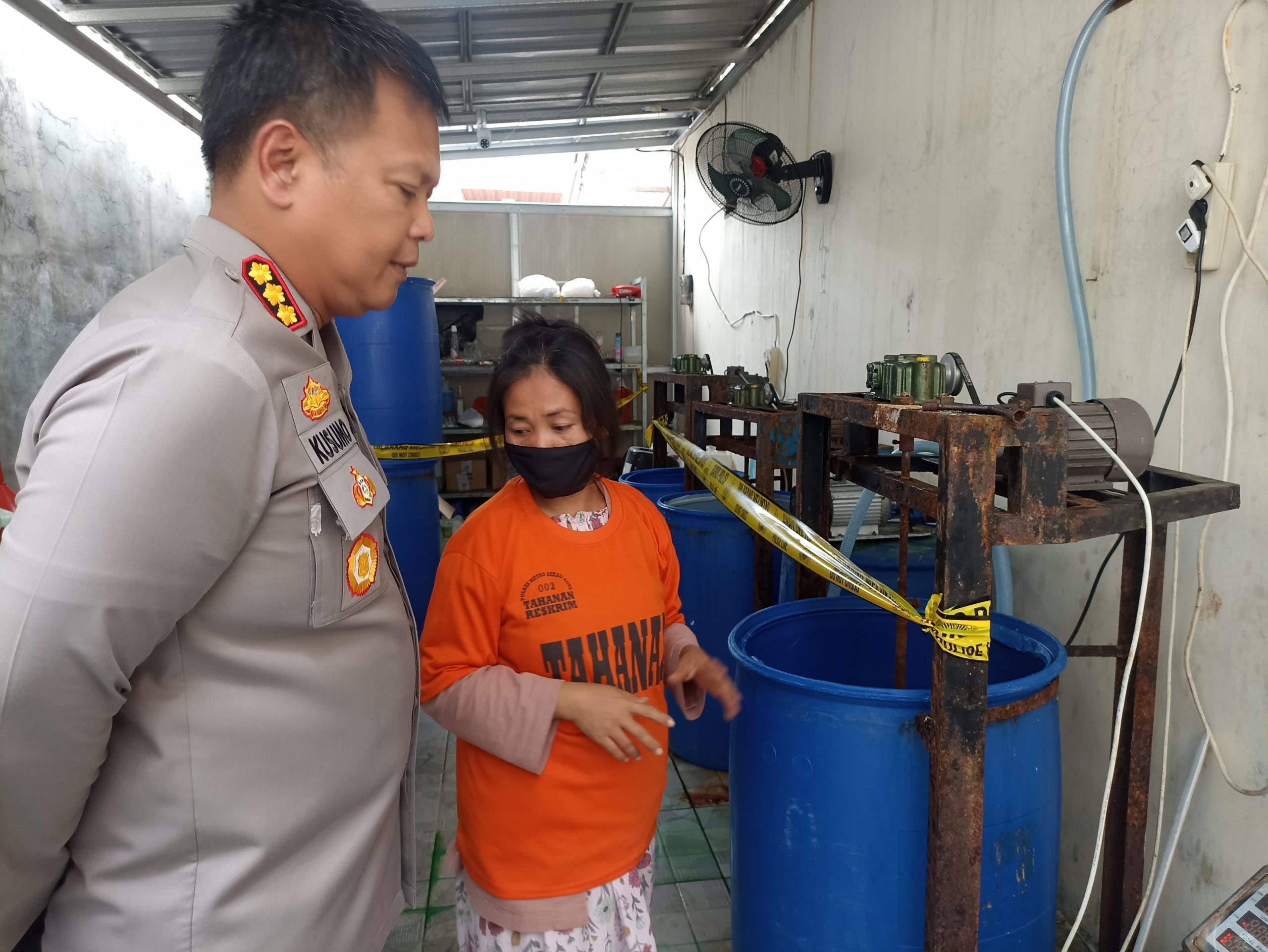 Kota Bekasi - Kapolres Metro Bekasi Kota, Kombes Pol Kusumo Wahyu Bintoro saat melakukan gelar perkara di rumah kontrakan pabrik sabun cair palsu di Pondok Melati. Foto: Septian/Gobekasi.id.