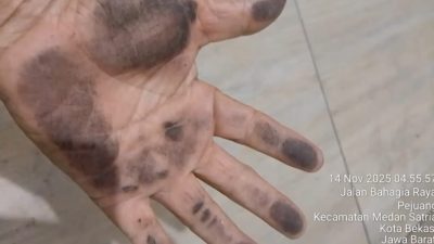 Kota Bekasi - Firman, salah seorang warga, memperlihatkan kondisi rumahnya pada Jumat (14/11/2025). Serbuk hitam sebesar pasir halus itu menempel di hampir seluruh permukaan. Foto: Ist/Gobekasi.id.