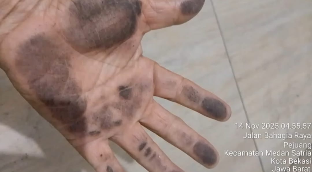 Kota Bekasi - Firman, salah seorang warga, memperlihatkan kondisi rumahnya pada Jumat (14/11/2025). Serbuk hitam sebesar pasir halus itu menempel di hampir seluruh permukaan. Foto: Ist/Gobekasi.id.