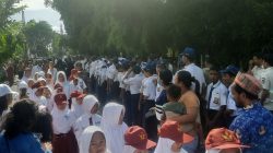 Kota Bekasi - Ribuan pelajar berjajar menyambut kedatangan presiden Prabowo Subianto ke SMPN 4 Kota Bekasi, Senin (17/11/2025). Foto: Septian/Gobekasi.id.