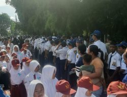 Ribuan Pelajar Bekasi Berjajar di Jalan Sambut Kedatangan Presiden Prabowo