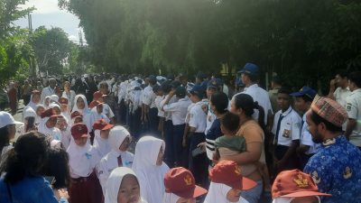 Kota Bekasi - Ribuan pelajar berjajar menyambut kedatangan presiden Prabowo Subianto ke SMPN 4 Kota Bekasi, Senin (17/11/2025). Foto: Septian/Gobekasi.id.