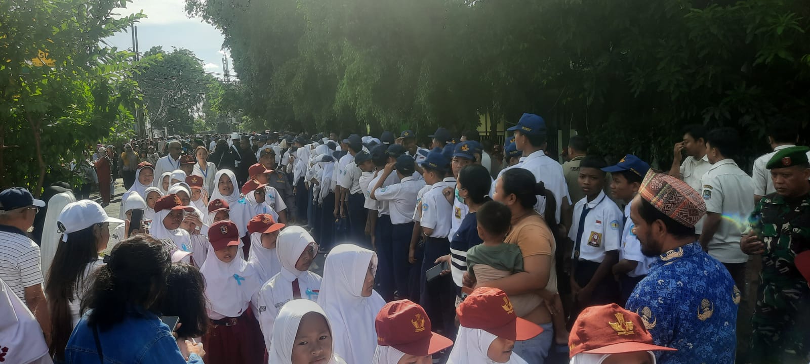 Kota Bekasi - Ribuan pelajar berjajar menyambut kedatangan presiden Prabowo Subianto ke SMPN 4 Kota Bekasi, Senin (17/11/2025). Foto: Septian/Gobekasi.id.