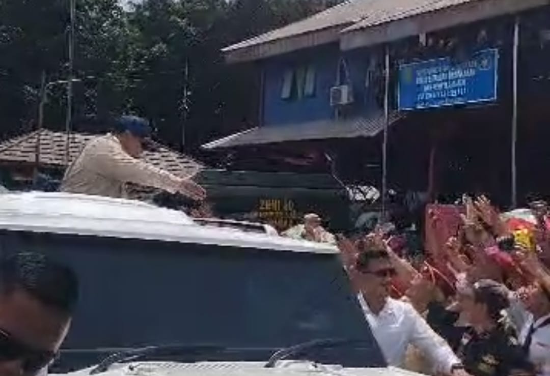 Kota Bekasi-Presiden Prabowo Subianto mendatangi SMPN 4 Kota Bekasi disambut dengan meriah oleh siswa dan warga. Kedatangannya untuk meluncurkan secara perdana Smartboard untuk mendukung Kegiatan Mengejar secara digital, Senin (17/11/2025). Foto: Septian/Gobekasi.id.