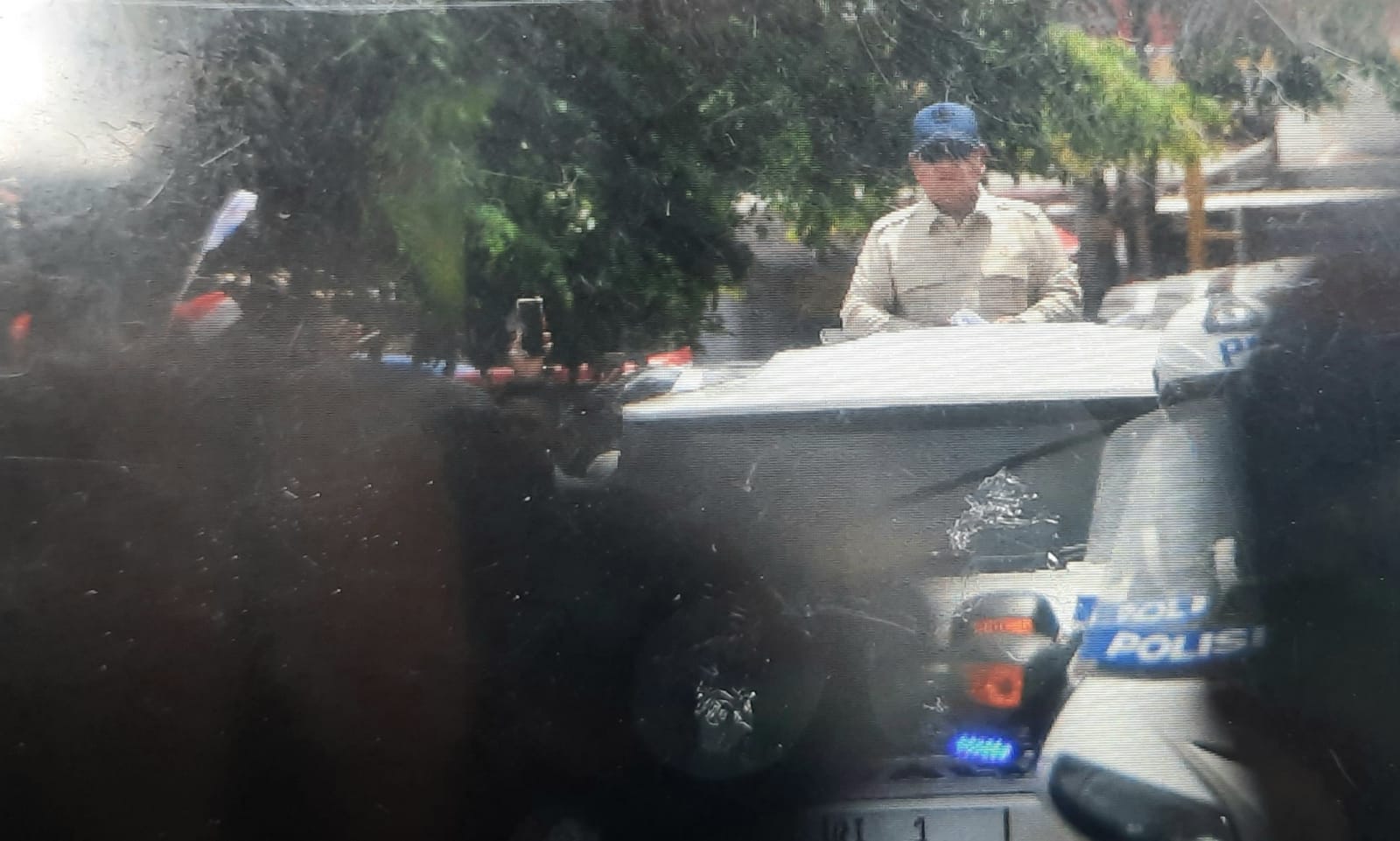 Kota Bekasi - Presiden Prabowo Subianto mendatangi SMPN 4 Kota Bekasi disambut dengan meriah oleh siswa dan warga. Kedatangannya untuk meluncurkan secara perdana Smartboard untuk mendukung Kegiatan Mengejar secara digital, Senin (17/11/2025). Foto: Septian/Gobekasi.id.