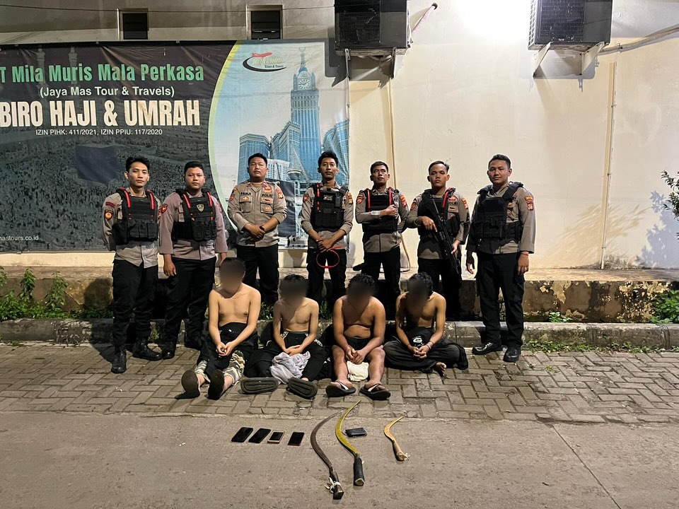 Kota Bekasi - Tim 1 Patroli Perintis Presisi Polres Metro Bekasi Kota mengamankan empat remaja yang diduga hendak melakukan tawuran. Foto: Ist/Gobekasi.id.