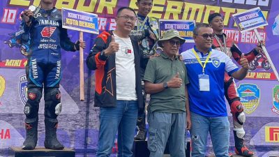 Kota Bekasi- Ketua Pengcab IMI Kota Bekasi, Komaruddin menaiki podium dalam dalam BK Porprov Jabar 2025. Foto: Ist/Gobekasi.id.