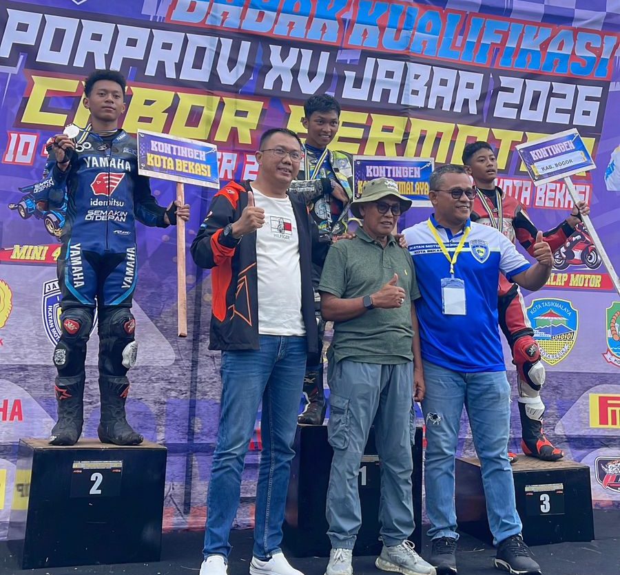 Kota Bekasi- Ketua Pengcab IMI Kota Bekasi, Komaruddin menaiki podium dalam dalam BK Porprov Jabar 2025. Foto: Ist/Gobekasi.id.