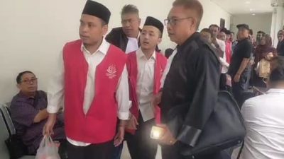 Kota Bekasi - Enam pemuda dihadirkan sebagai terdakwa dalam perkara kasus kerusuhan di depan Mapolres Metro Bekasi Kota oleh Pengadilan Negeri Bekasi, Rabu (19/11/2025). Foto: Septian/Gobekasi.id.