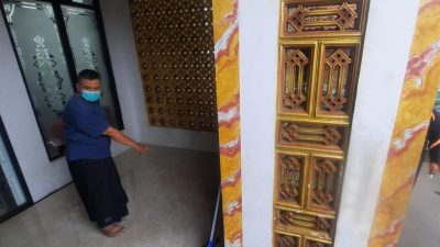 Kota Bekasi - Warga menunjukan debu polusi berwarna hitam yang menempel di Masjid di Kelurahan Pejuang, Medan Satria, Kota Bekasi. Foto: Septian/Gobekasi.id.