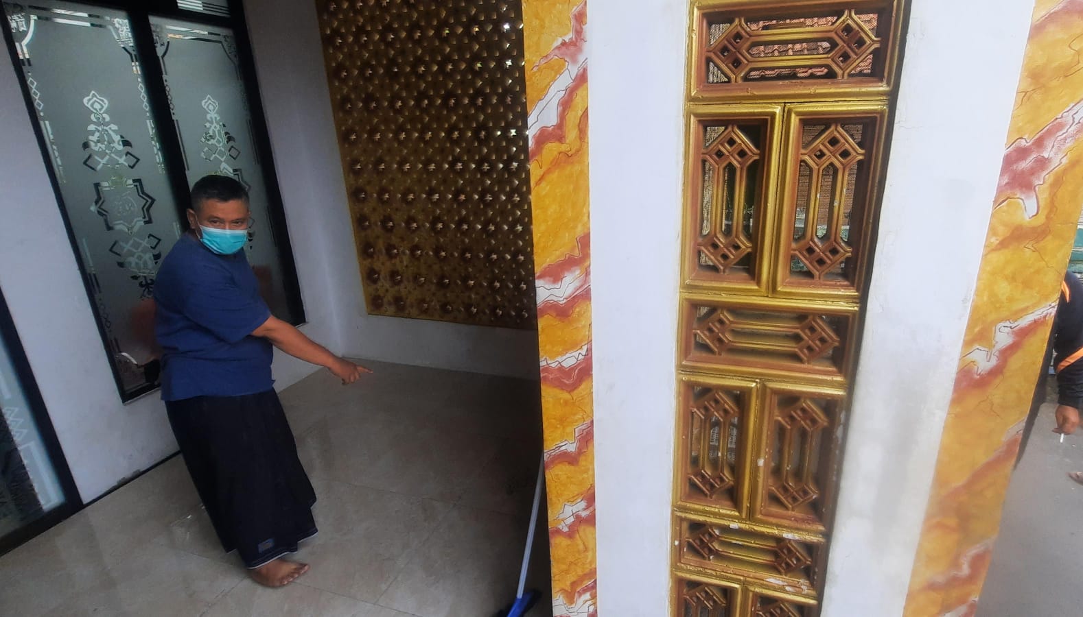 Kota Bekasi - Warga menunjukan debu polusi berwarna hitam yang menempel di Masjid di Kelurahan Pejuang, Medan Satria, Kota Bekasi. Foto: Septian/Gobekasi.id.