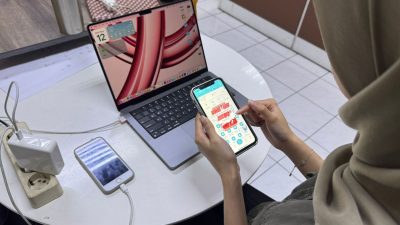 Bekasi - Pelanggan saat mencoba melakukan diskon tambah daya listrik melalui aplikasi PLN Mobile. Foto: Ist/Gobekasi.id.