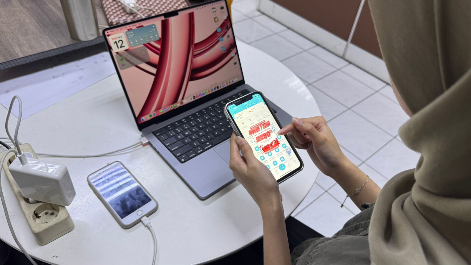 Bekasi - Pelanggan saat mencoba melakukan diskon tambah daya listrik melalui aplikasi PLN Mobile. Foto: Ist/Gobekasi.id.