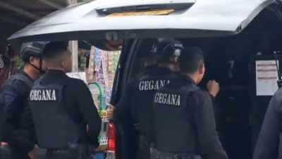 Kabupaten Bekasi - Tim Gegana Mabes Polri saat mendatangi Kabupaten Bekasi — Suasana sore di Kampung Ujung Harapan, RT 01/02, Kelurahan Bahagia, Babelan, Kabupaten Bekasi, usai insiden ledakan yang menewaskan satu warga disana, Minggu (23/11/2025). Foto: Septian/Gobekasi.id.