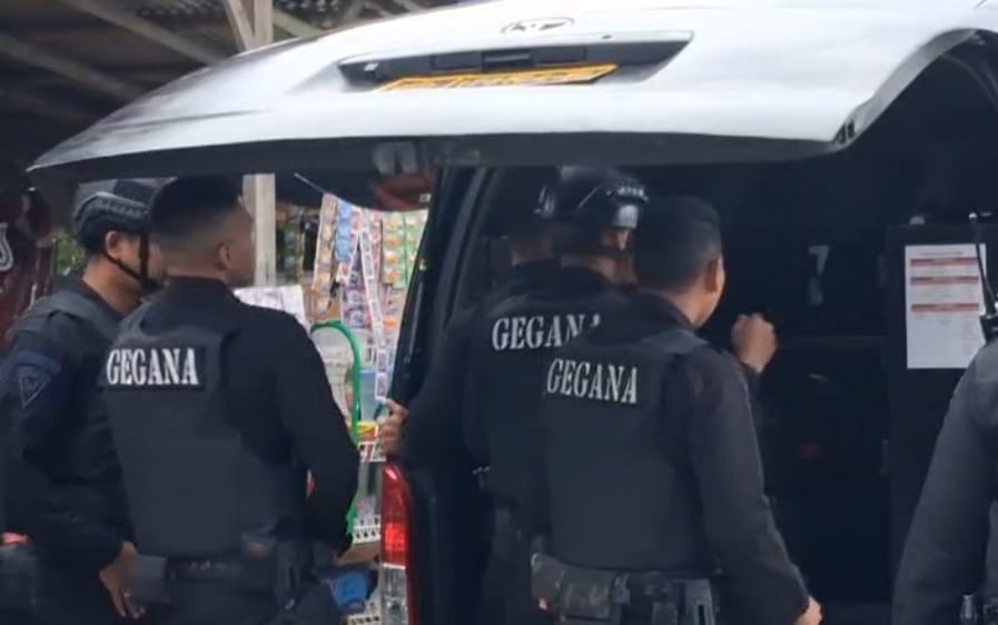 Kabupaten Bekasi - Tim Gegana Mabes Polri saat mendatangi Kabupaten Bekasi — Suasana sore di Kampung Ujung Harapan, RT 01/02, Kelurahan Bahagia, Babelan, Kabupaten Bekasi, usai insiden ledakan yang menewaskan satu warga disana, Minggu (23/11/2025). Foto: Septian/Gobekasi.id.