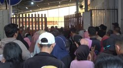 Kota Bekasi - Suasana warga memadati Kantor Cabang Utama (KCU) PT Pos Indonesia Kota Bekasi, mengambil BLT Rp900 Ribu Senin (24/11/2025). Foto: Septian/Gobekasi.id.