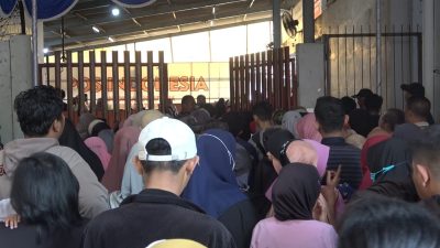 Kota Bekasi - Suasana warga memadati Kantor Cabang Utama (KCU) PT Pos Indonesia Kota Bekasi, mengambil BLT Rp900 Ribu Senin (24/11/2025). Foto: Septian/Gobekasi.id.