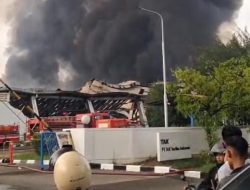 11 Unit Damkar Dikerahkan Padamkan Kebakaran Pabrik Tekstil di Cikarang 