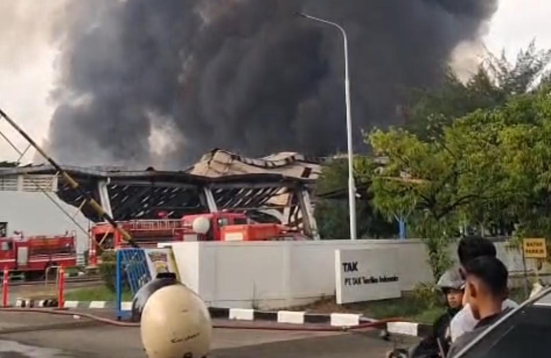 Kabupaten Bekasi - Kebakaran hebat melanda pabrik tekstil PT TAK Textiles Indonesia yang berlokasi di Jalan Hajar Mekar, Kecamatan Cikarang Utara, Kabupaten Bekasi, Selasa (25/11/2025) dini hari. Foto: Ist/Gobekasi.id.