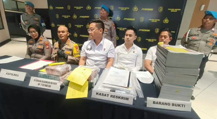 Kabupaten Bekasi - Kapolres Metro Bekasi, Kombes Pol Mustofa menggelar konferensi pers kasus korupsi NPCI Kabupaten Bekasi yang rugikan negara Rp 7,1 Miliar, Kamis (27/11/2025). Foto: Ist/Gobekasi.id.