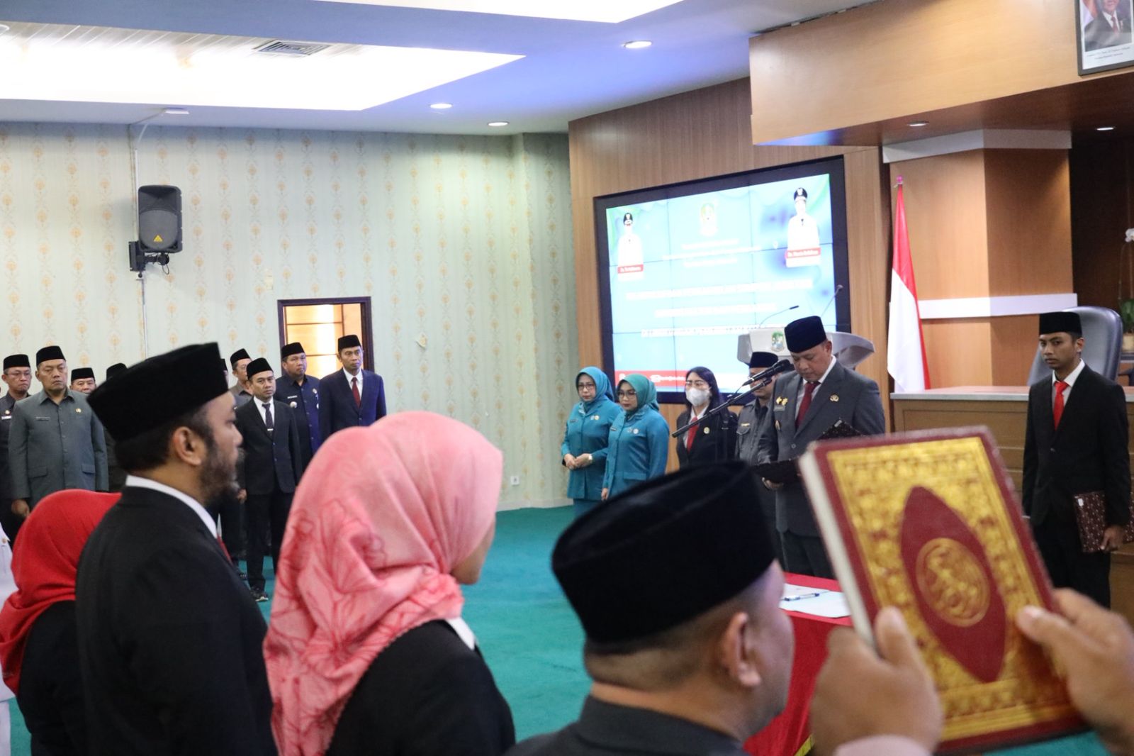 Kota Bekasi - Wali Kota Bekasi, Tri Adhianto, melantik sebanyak 40 pejabat administrator (Eselon III) dan 4 pejabat pengawas (Eselon IV) di lingkungan Pemerintah Kota Bekasi, Kamis, (27/11/2025) bertempat di Aula KH Nonon Sontanie Kantor Wali Kota Bekasi. Foto: Ist/Gobekasi.id.