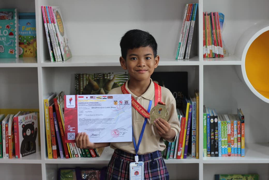 Kota Bekasi - Uba’eyidiraturafazza Syakhiri Firdaus, siswa Pelita Global Mandiri yang menyabet 1st Gold Medal di kategori Winner Beginner U8 Kata Male pada SENKAIDO Open International Karate Championship – Piala Kementerian Pemuda dan Olahraga RI. Foto: Ist/Gobekasi.id.