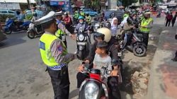Kota Bekasi - Satlantas Polres Metro Bekasi Kota memberikan bunga kepada para pengedara yang tertib berlalu lintas, Jumat (28/11/2025). Foto: Ist/Gobekasi.id.