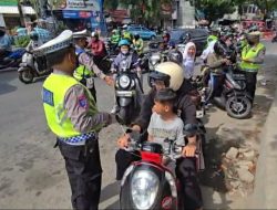 Operasi Zebra di Bekasi, Pengendara Tertib Diberi Bunga