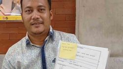 Kota Bekasi - Ketua Umum PPAMI, Garisah Indarul Haq memegang satu bundel dokumen dugaan korupsi Perumda Tirta Patriot sebelum diserahkan ke Pidsus Kejagung, Jumat (28/11/2025). Foto: Gobekasi.id.