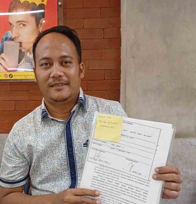 Kota Bekasi - Ketua Umum PPAMI, Garisah Indarul Haq memegang satu bundel dokumen dugaan korupsi Perumda Tirta Patriot sebelum diserahkan ke Pidsus Kejagung, Jumat (28/11/2025). Foto: Gobekasi.id.