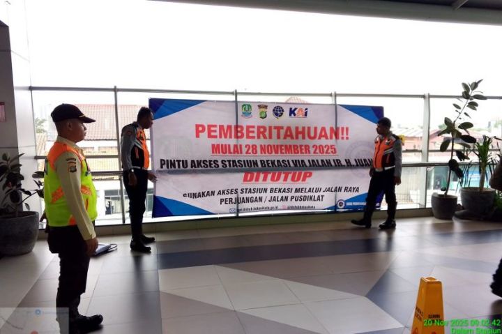 Kota Bekasi - Petugas memasang pengumuman terkait penutupan akses keluar/masuk pintu selatan Stasiun Bekasi, Kamis (20/11/2025). PT Kereta Api Indonesia (Persero) Daop 1 Jakarta akan menutup akses keluar/masuk pintu selatan Stasiun Bekasi mulai 28 November 2025 sebagai.