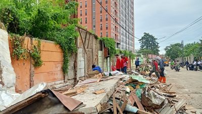 Kota Bekasi - Puluhan bangunan liar yang berdiri diatas saluran alir wilayah Margahayu, Kecamatan Bekasi Timur, Kota Bekasi, dibongkar. Foto: Ist/Gobekasi.id.