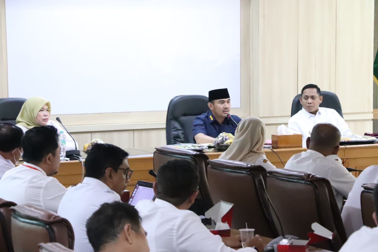 Kabupaten Bekasi - Bupati Bekasi, Ade Kuswara Kunang, saat Rapat Pimpinan di Gedung Bupati Bekasi, Rabu (5/11/2025). Foto: Ist/Gobekasi.id.