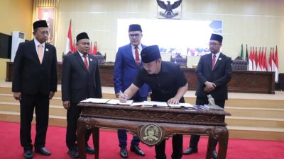 Kabupaten Bekasi - Bupati Bekasi, Ade Kuswara Kunang menandatangani KUA-PPAS penggunaan anggaran tahun 2026 dalam rapat paripurna bersama DPRD Kabupaten Bekasi, Senin (10/11/2025). Foto: Ist/Gobekasi.id.