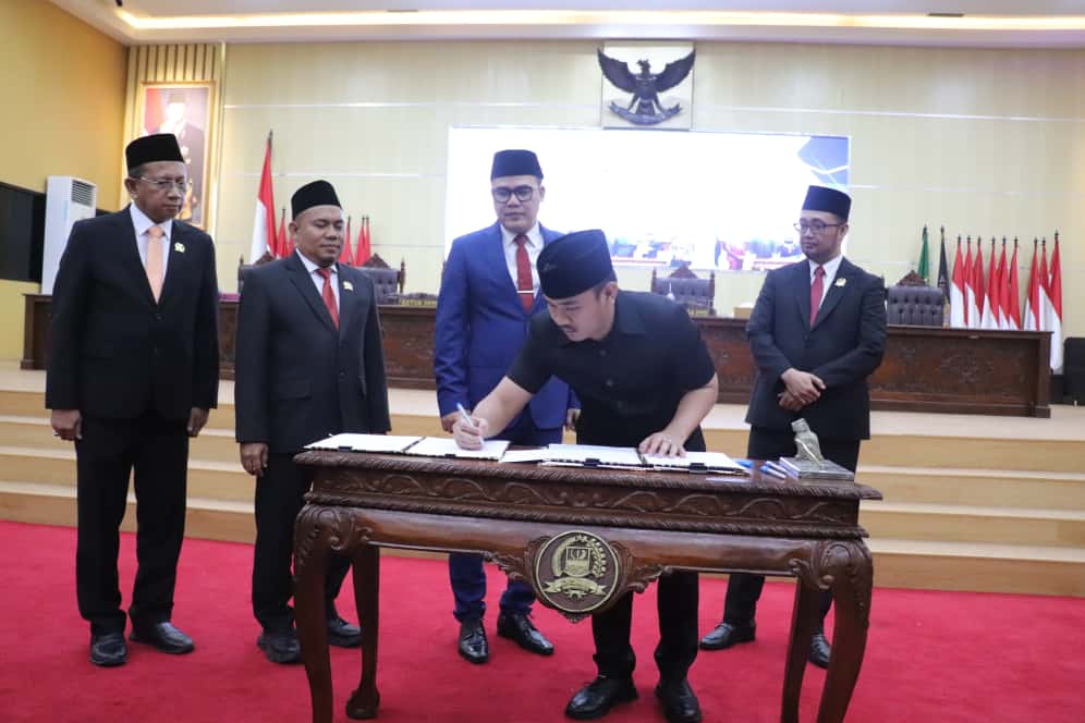 Kabupaten Bekasi - Bupati Bekasi, Ade Kuswara Kunang menandatangani KUA-PPAS penggunaan anggaran tahun 2026 dalam rapat paripurna bersama DPRD Kabupaten Bekasi, Senin (10/11/2025). Foto: Ist/Gobekasi.id.