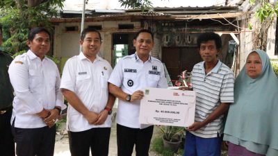 Kabupaten Bekasi - Wakil Bupati Bekasi, dr. Asep Surya Atmaja, turun langsung menyerahkan bantuan rehabilitasi rumah di Desa Waluya, Kecamatan Cikarang Utara, pada Rabu (26/11/2025). Foto: Ist/Gobekasi.id.