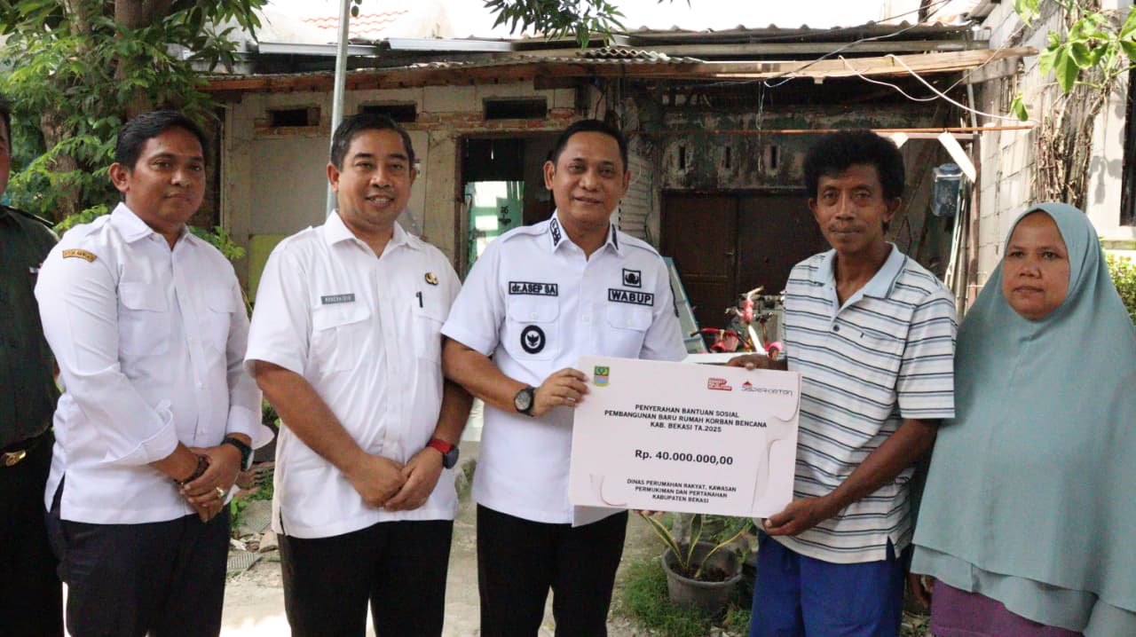 Kabupaten Bekasi - Wakil Bupati Bekasi, dr. Asep Surya Atmaja, turun langsung menyerahkan bantuan rehabilitasi rumah di Desa Waluya, Kecamatan Cikarang Utara, pada Rabu (26/11/2025). Foto: Ist/Gobekasi.id.