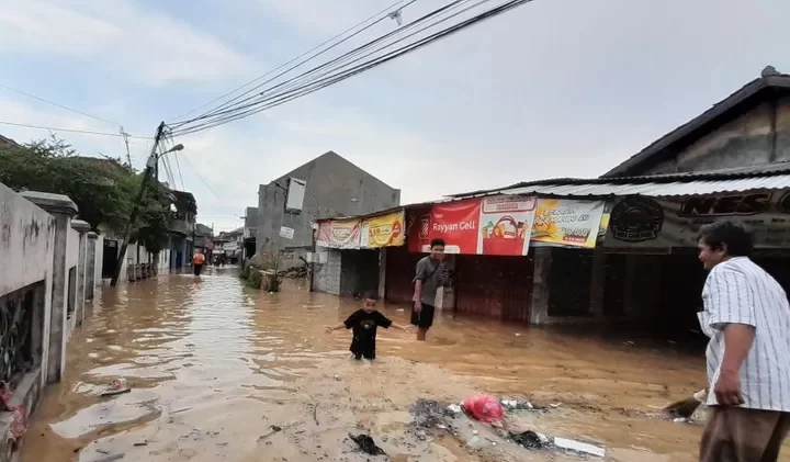 Kabupaten Bekasi -Banjir di Kabupaten Bekasi akibat luapan dan jebolnya tanggul Kali Cikarang. Foto: Ist/Gobekasi.id.