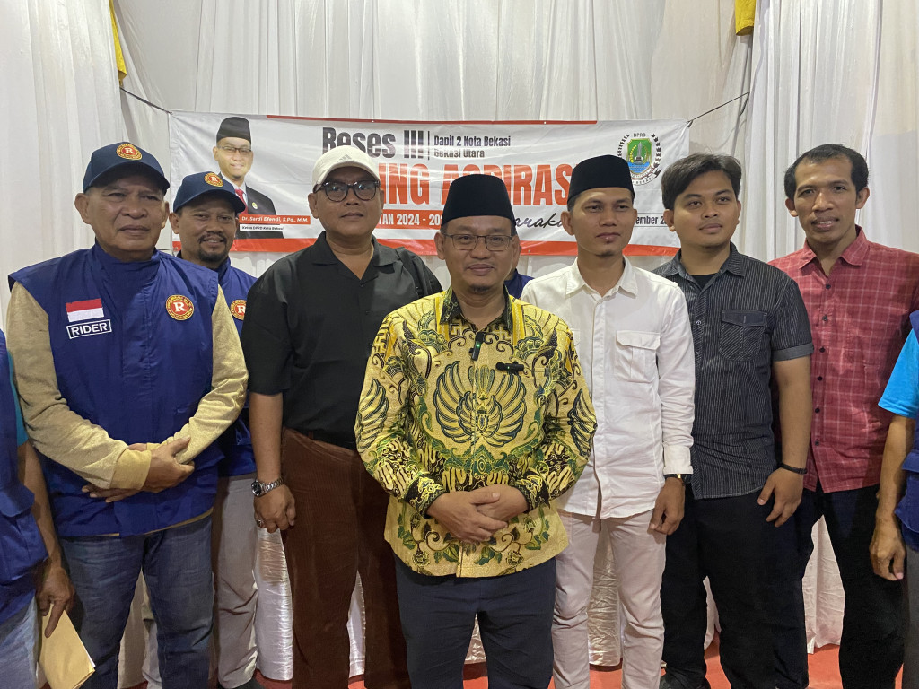 Kota Bekasi - Ketua DPRD Kota Bekasi, Sardi Effendi usai menggelar Reses ke III di wilayah RW 18 Kelurahan Perwira, Bekasi Utara, Minggu (9/11/2025) malam. Foto: Ist/Gobekasi.id.